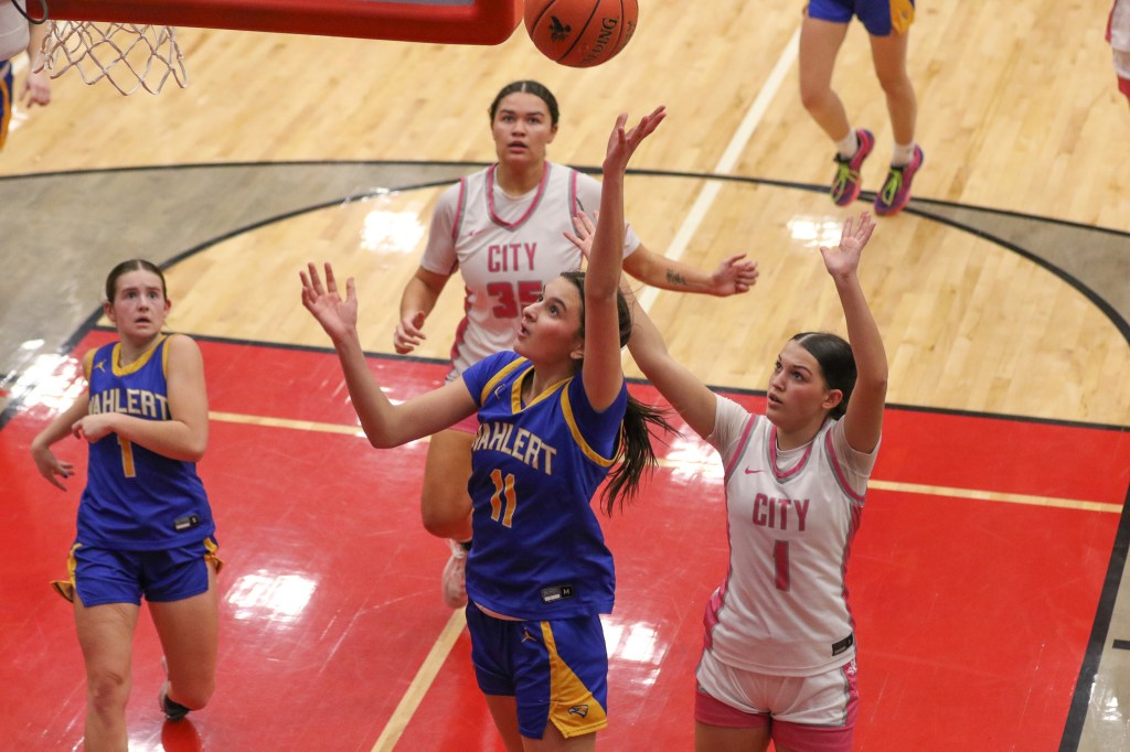 Scouting Reports, Photos: Dubuque Wahlert Catholic '25-26